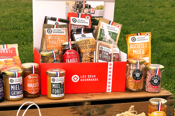 un coffret garnies rempli de produits artisanaux et locaux