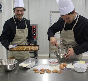 Fabrication artisanale de biscuits à la ferme de Crespières par LES DEUX GOURMANDS avec des ingrédients français.